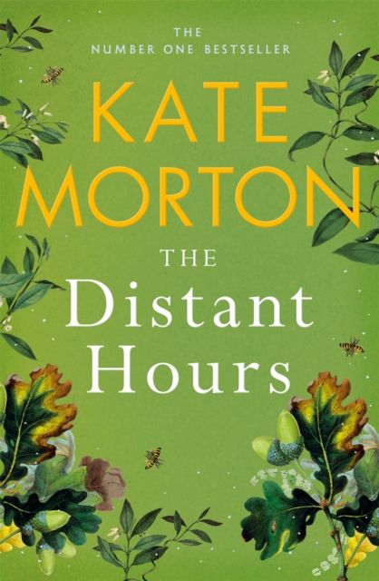 Forsidebilde av The Distant Hours : A Twisty and Heartbreaking Tale of Lost Love from the Number One Bestselling Author