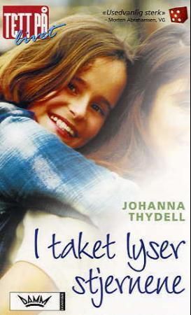 I taket lyser stjernene