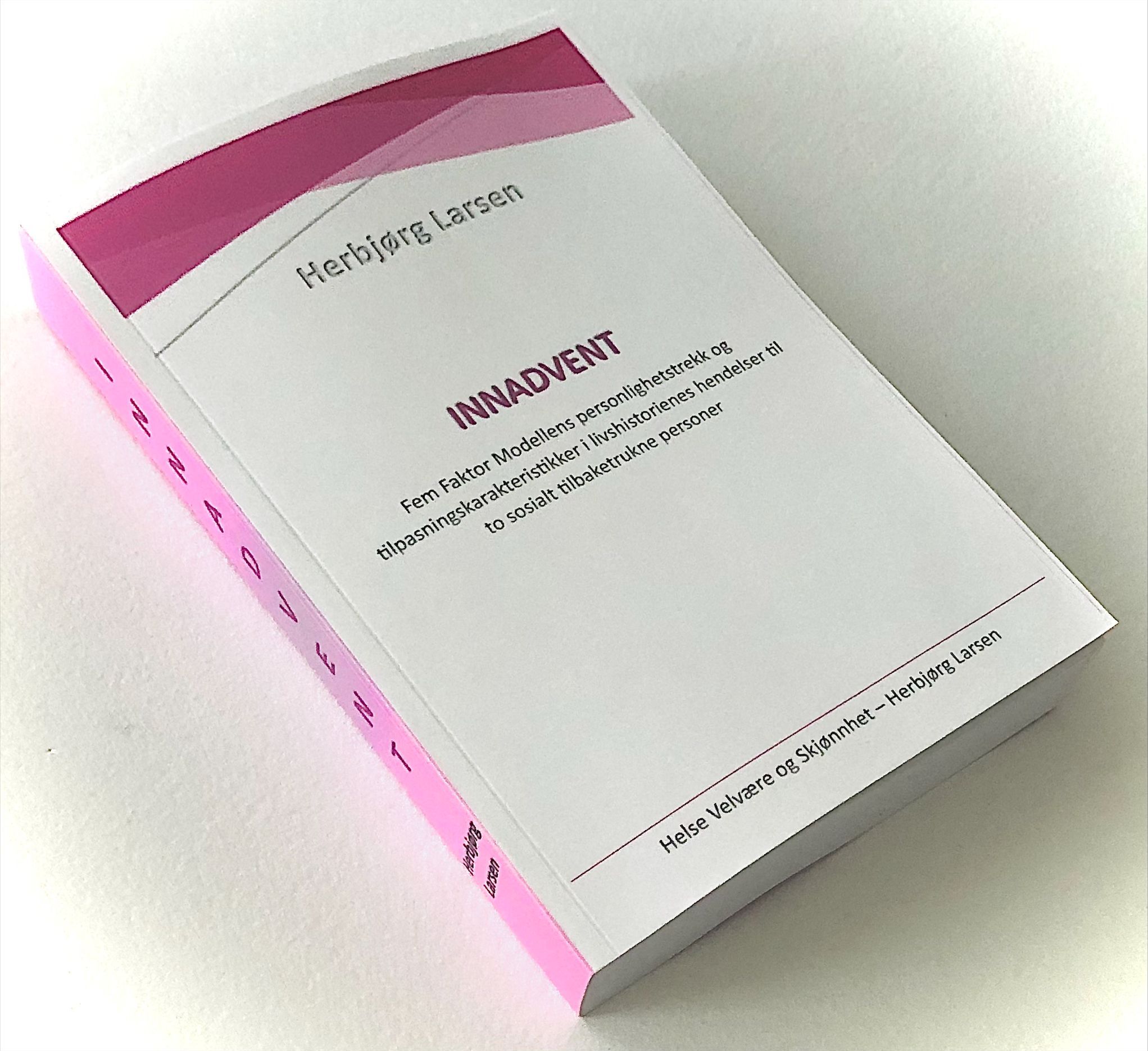 Innadvent : fem faktor modellens personlighetstrekk og tilpasningskarakteristikker i livshistoriene til to sosialt tilbaketrukne personer