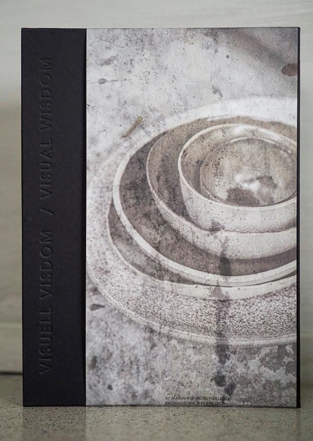 Visuell visdom : en ode til elementene gjennom norrøn poesi og intuitiv keramikk = an ode to the elements through norse poetry and intuitive ceramics