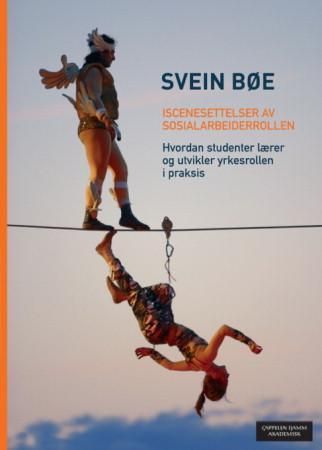 Iscenesettelser av sosialarbeiderrollen : hvordan studenter lærer og utvikler yrkesrollen i praksis