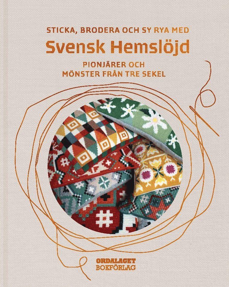 Sticka, brodera och sy rya med Svensk hemslöjd : pionjärer och mönster från tre sekel