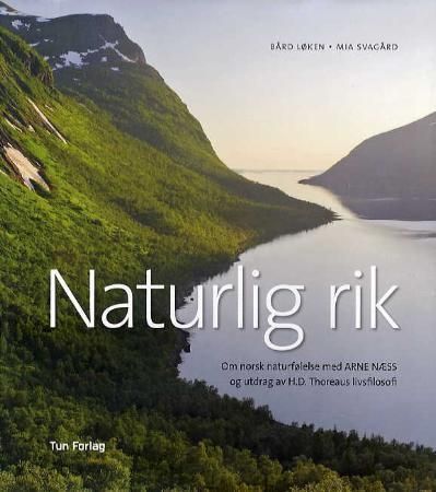 Naturlig rik : om norsk naturfølelse med Arne Næss og utdrag av H.D. Thoreaus livsfilosofi