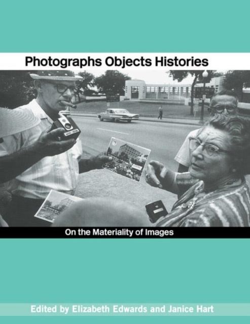 Photographs Objects Histories : On the Materiality of Images