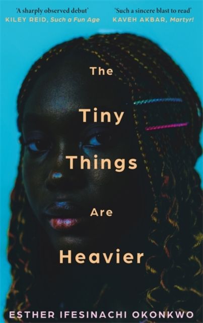Forsidebilde av The Tiny Things Are Heavier : 'A beautiful story of what we owe to our families, friends, lovers, and ourselves' Kiley Reid