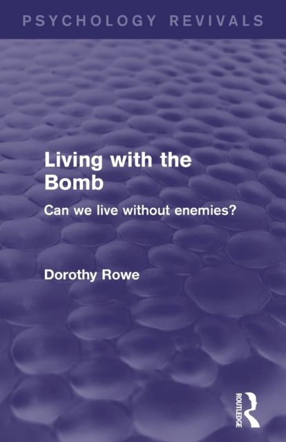 Forsidebilde av Living with the Bomb : Can We Live Without Enemies?