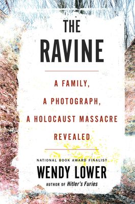 Forsidebilde av The Ravine : A Family, a Photograph, a Holocaust Massacre Revealed