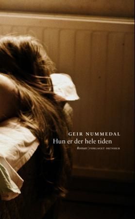 Hun er der hele tiden : roman