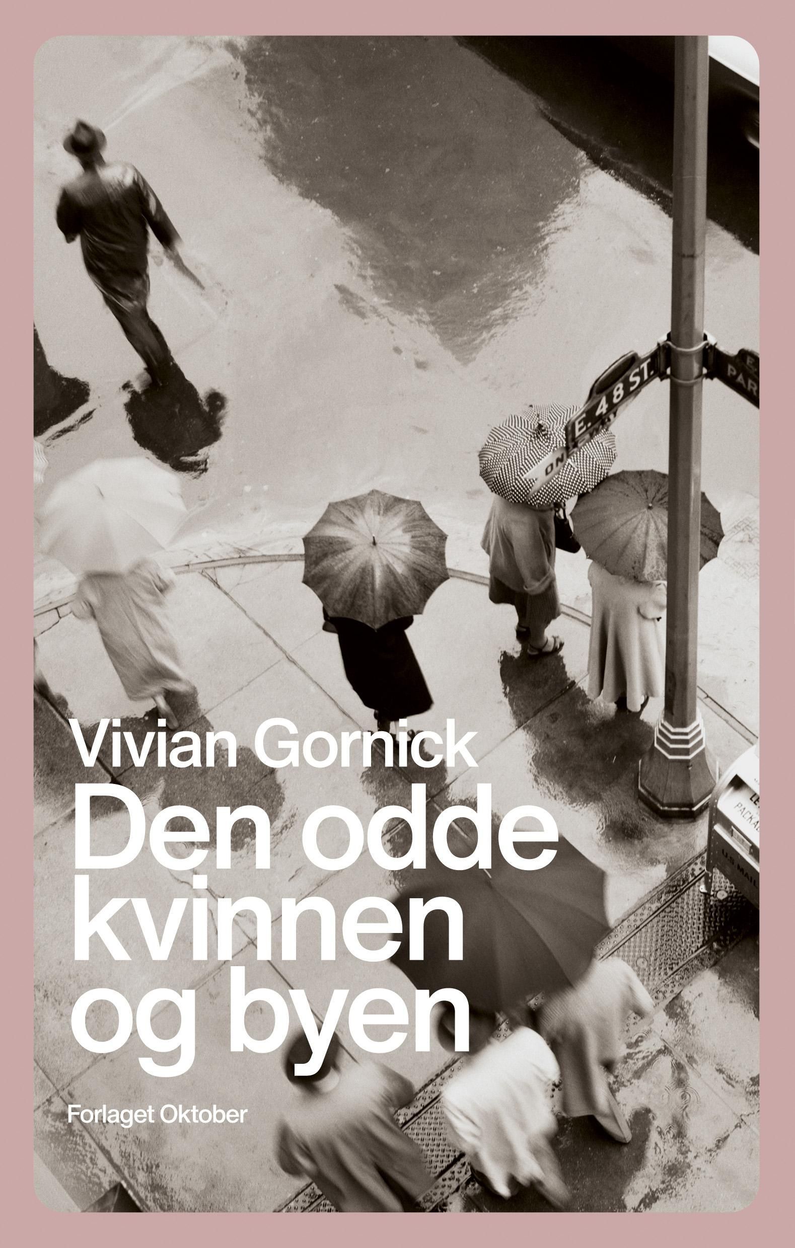 Den odde kvinnen og byen : a memoir