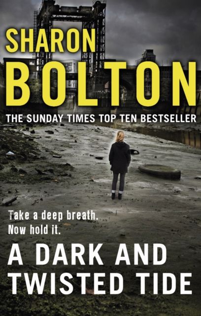 Forsidebilde av A Dark and Twisted Tide : (Lacey Flint: 4): Richard & Judy bestseller Sharon Bolton exposes a darker side to London in this shocking thriller