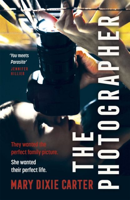 Forsidebilde av The Photographer : an addictive and gripping new psychological thriller that you won't want to put down for 2021