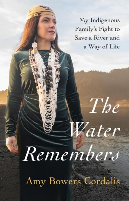 Forsidebilde av The Water Remembers : My Indigenous Family's Fight to Save a River and a Way of Life