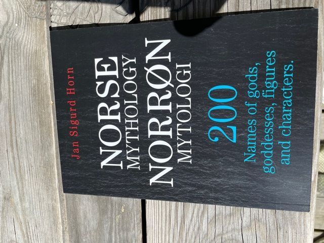 Norse mythology : 200 names of gods, goddesses, figures and characters