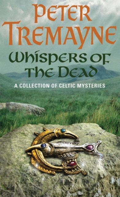 Forsidebilde av Whispers of the Dead (Sister Fidelma Mysteries Book 15) : An unputdownable collection of gripping Celtic mysteries
