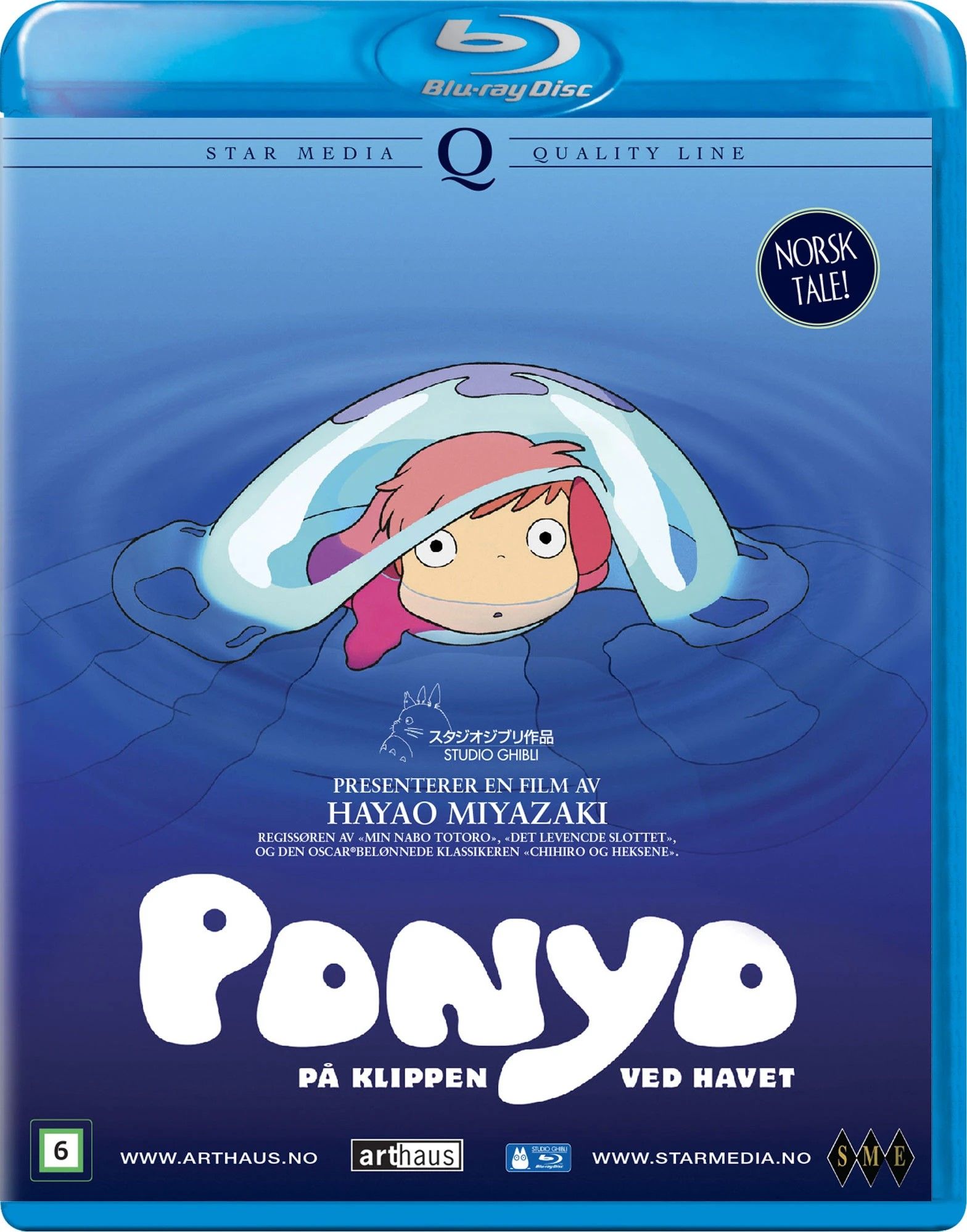 Ponyo på klippen ved havet