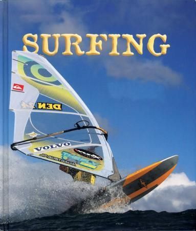 Surfing : i full fart over bølgene