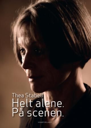 Helt alene. På scenen