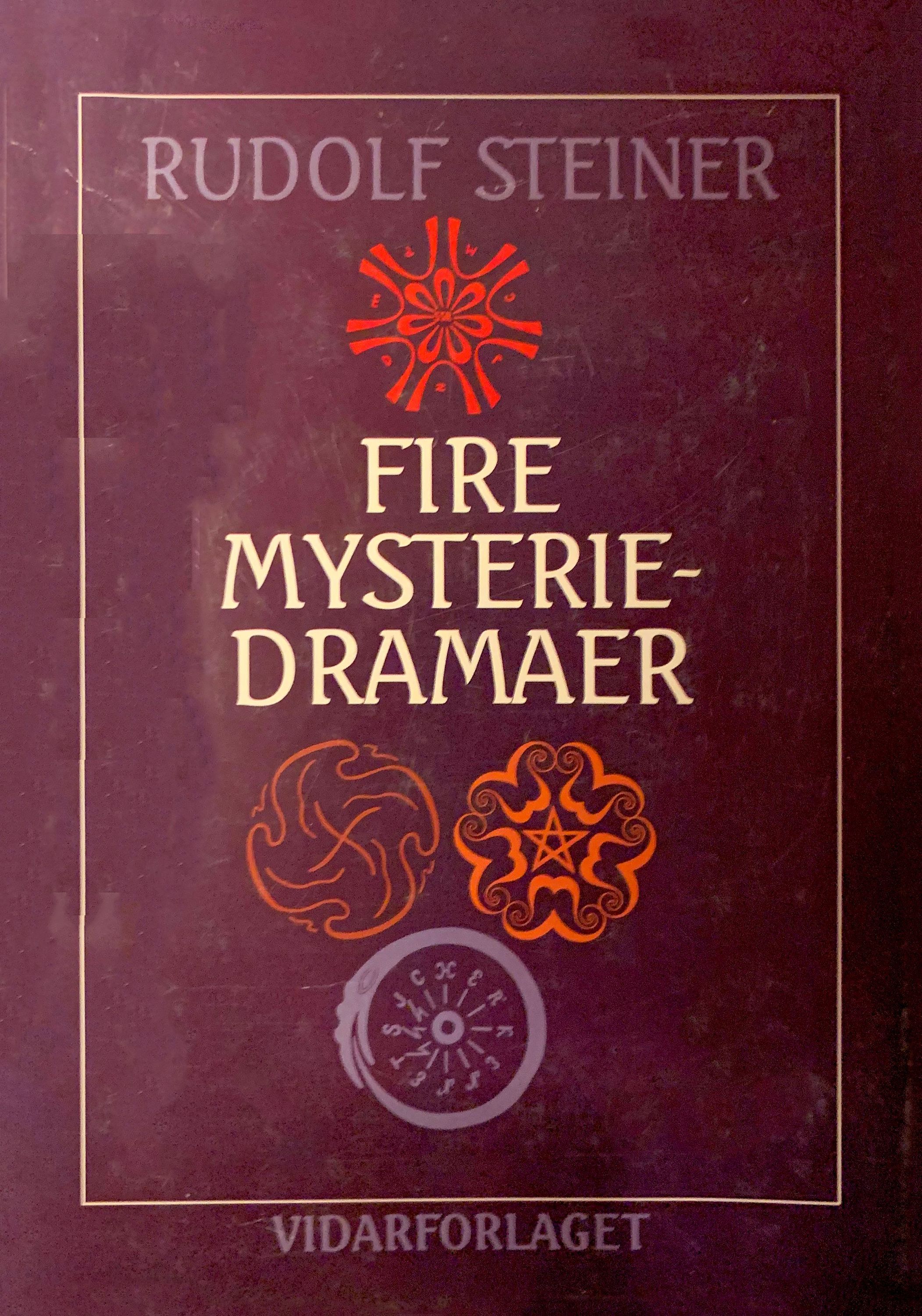 Fire mysteriedramaer : Innvielsens port, Sjelen prøves, Terskelens vokter, Sjelene våkner